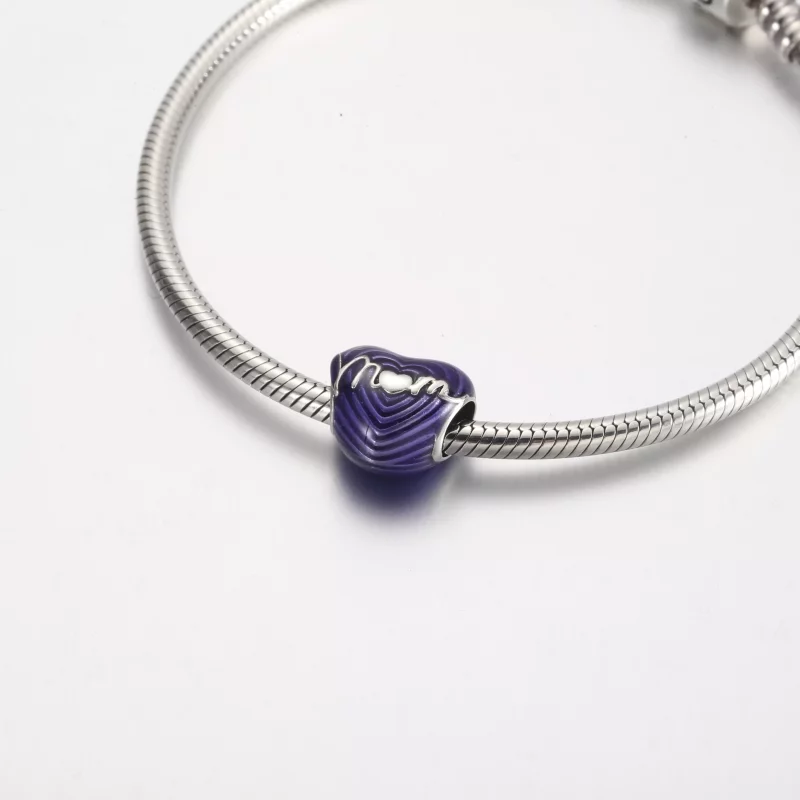 (imagen para) Charm de corazón con la palabra "Mamá radiante de amor" de Pandora - 791160C01 - Ver 4