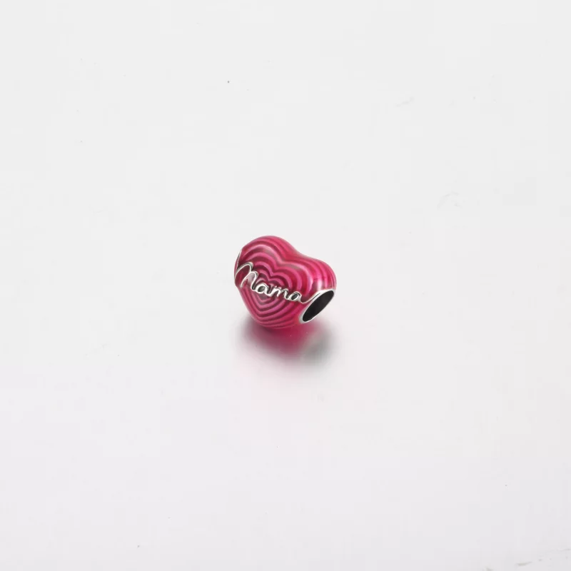 (imagen para) Charm de corazón con la palabra "Mamá radiante de amor" de Pandora - 791505C01 - Ver 2
