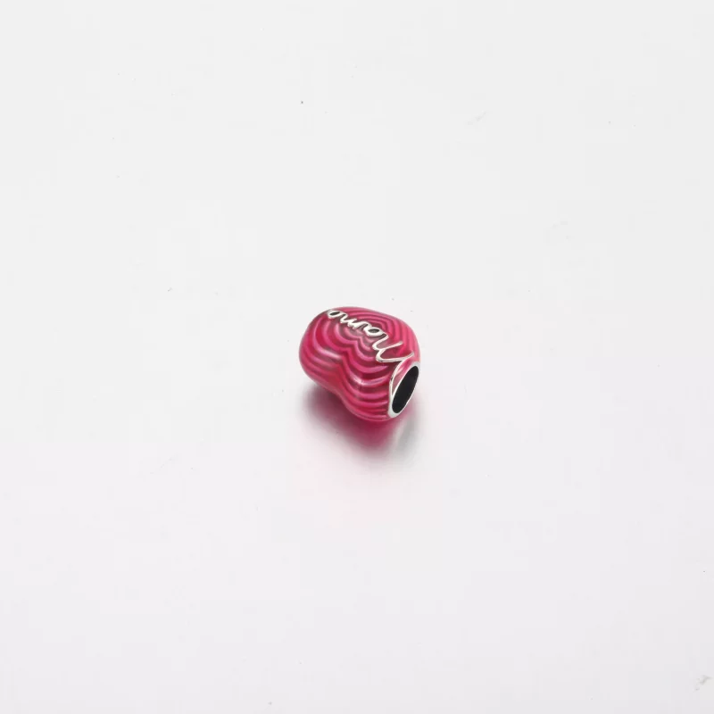 (imagen para) Charm de corazón con la palabra "Mamá radiante de amor" de Pandora - 791505C01 - Ver 4