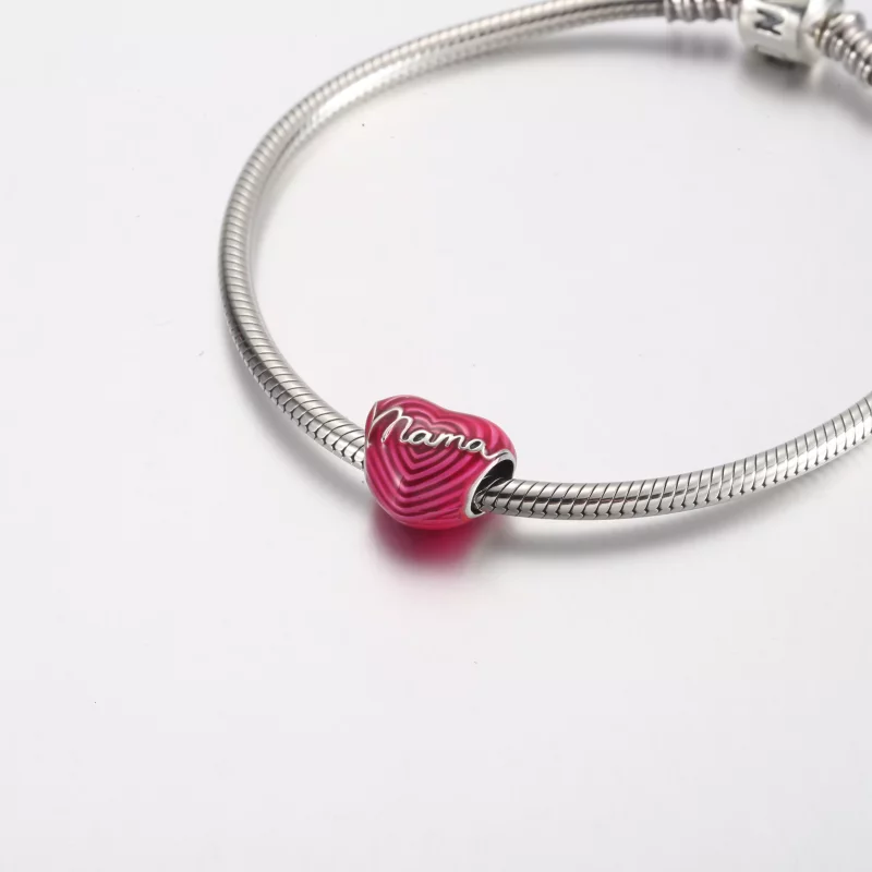 (imagen para) Charm de corazón con la palabra "Mamá radiante de amor" de Pandora - 791505C01 - Ver 5