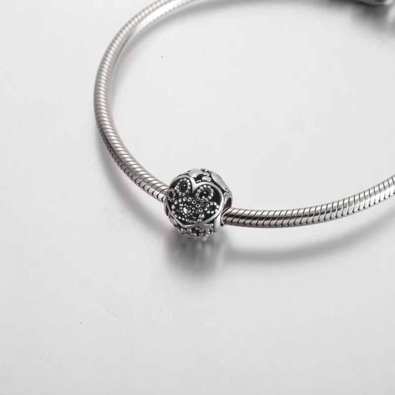(imagen para) Charm de Pandora con corazones y huellas de bebé de piel - 792248C00 - Ver 5