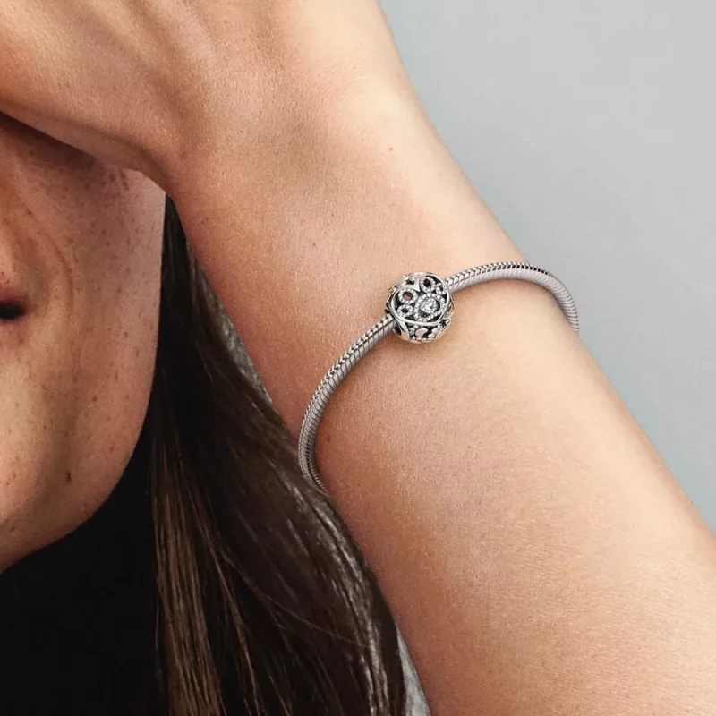 (imagen para) Charm de Pandora con corazones y huellas de bebé de piel - 792248C00 - Ver 6