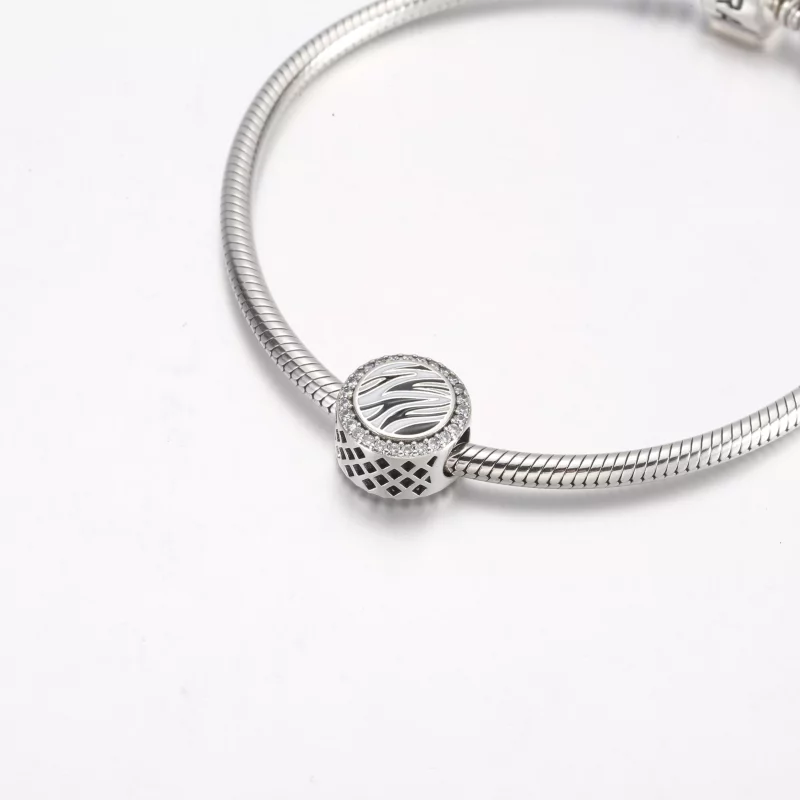 (imagen para) Charm de plata de ley con estampado de cebra de Pandora - 792016CZ_E025 - Ver 5