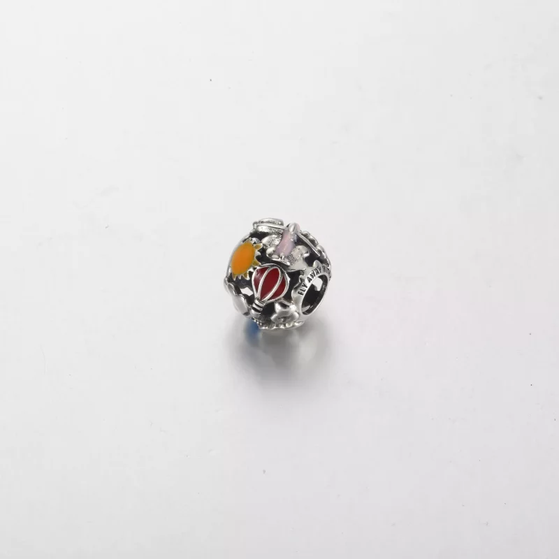 (imagen para) Charm de viaje y cielo con arcoíris de Pandora Fly Away - 791695C01 - Ver 2