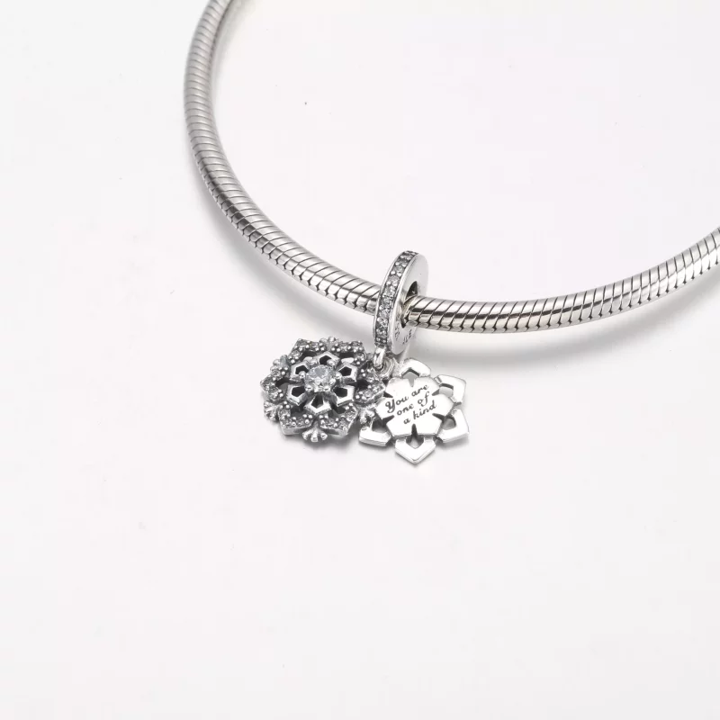 (imagen para) Charm doble colgante de copo de nieve brillante de Pandora - 792355C01 - Ver 4