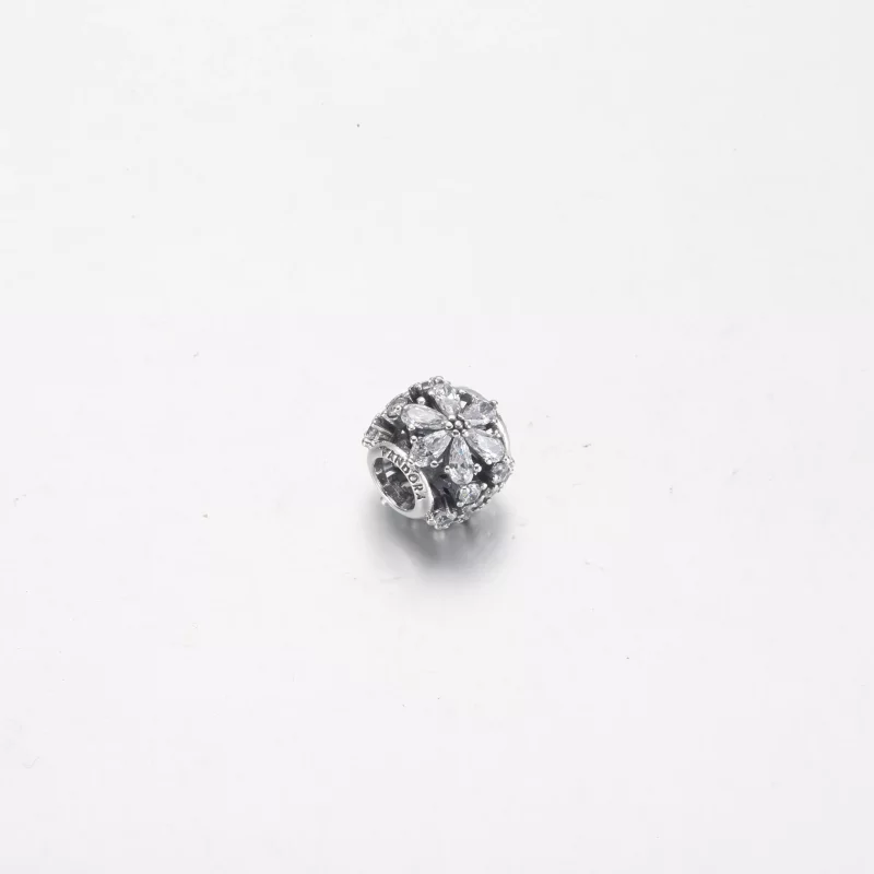 (imagen para) Charm redondo con racimo de herbario brillante de Pandora - 792383C01 - Ver 4
