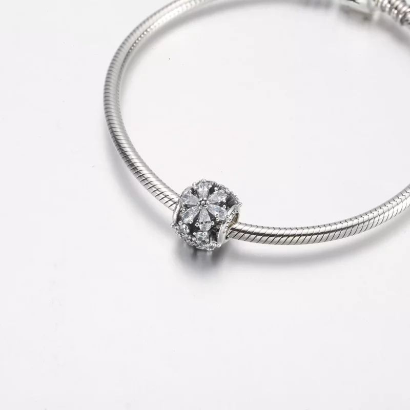 (imagen para) Charm redondo con racimo de herbario brillante de Pandora - 792383C01 - Ver 5