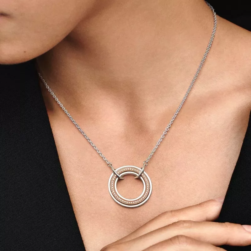 (imagen para) Collar con logo y pavé en dos tonos de Pandora Signature - 382772C01 - Ver 2