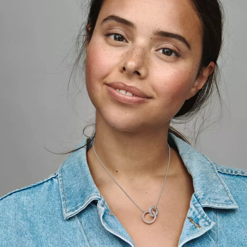 (imagen para) Collar de círculos entrelazados en dos tonos con la firma Pandora - 382778C01 - Ver 3