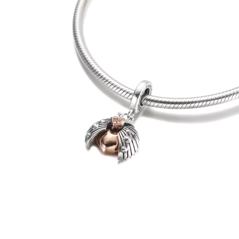 (imagen para) Pandora Club 2022 Charm colgante de mariquita y corazón - 780072C01 - Ver 5