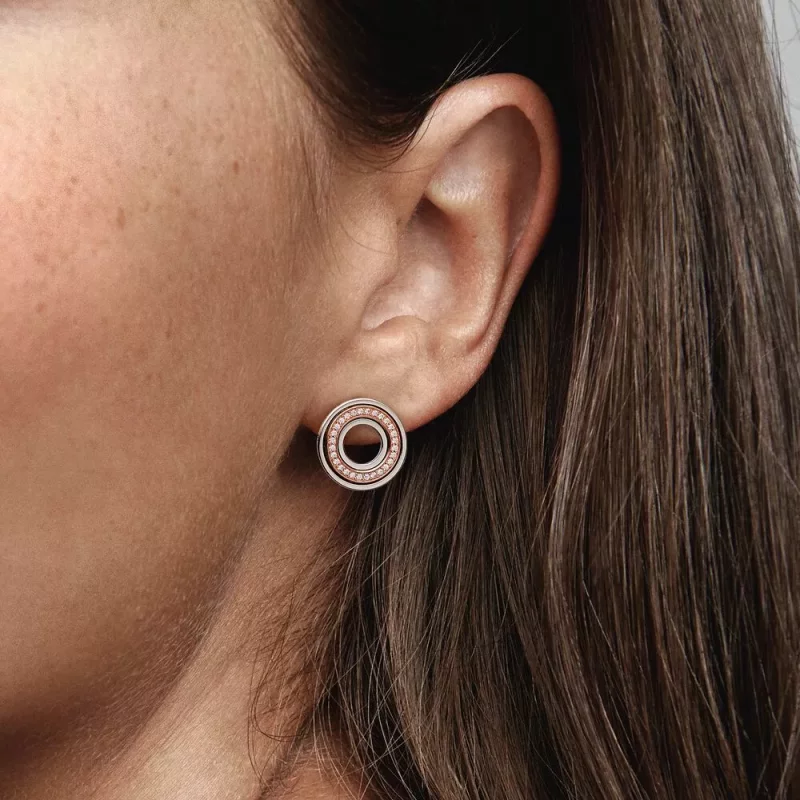 (imagen para) Pendientes con logo y pavé en dos tonos de Pandora Signature - 282780C01 - Ver 3