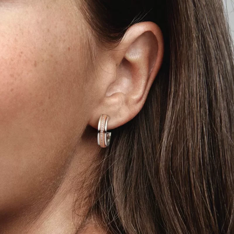 (imagen para) Pendientes de aro con logo y pavé en dos tonos de Pandora Signature - 282737C01 - Ver 3