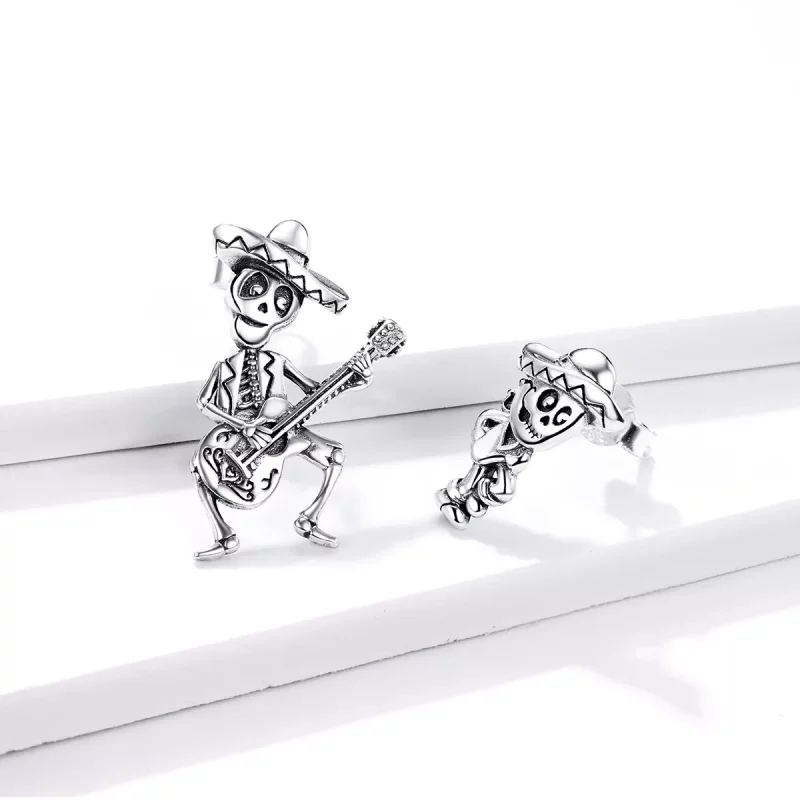 (imagen para) Pendientes de tuerca estilo Pandora plateados con calavera de hombre y guitarra - Ver 2