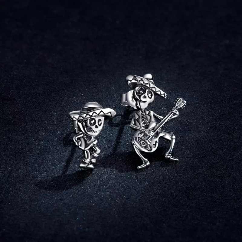 (imagen para) Pendientes de tuerca estilo Pandora plateados con calavera de hombre y guitarra - Ver 3