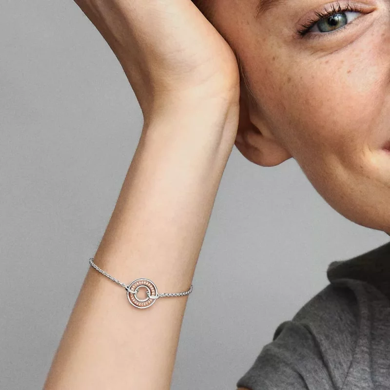 (imagen para) Pulsera con cadena pavé y logotipo de dos tonos de Pandora Signature - 582741C01 - Ver 4
