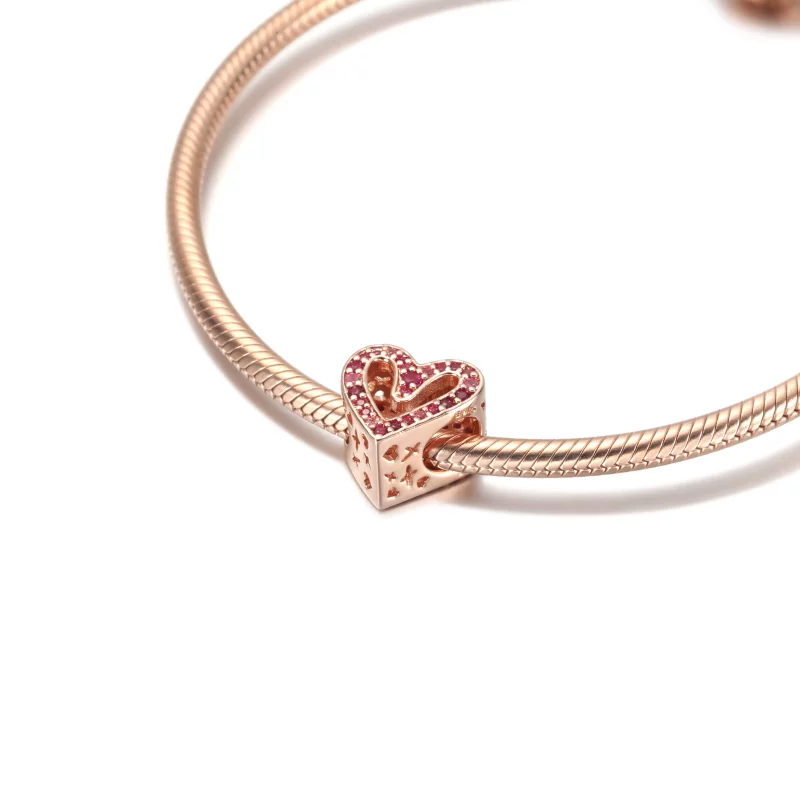 (imagen para) Pulsera PANDORA con encanto de corazón rojo rubí brillante y rosa dibujado a man - Ver 5