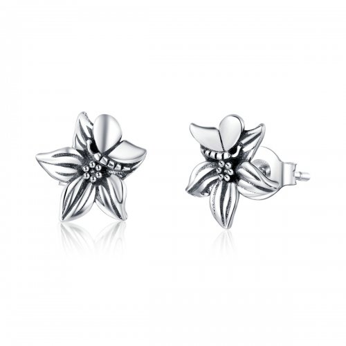 Estos aretes de botón estilo Pandora de plata con mariposas y flores de amor - SCE887