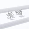 Estos pendientes de botón de estilo Pandora, plateados, con románticos copos de nieve - BSE424