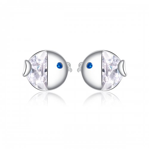 Estos aretes de botón de plata estilo Pandora presentan dos peces besándose - BSE204
