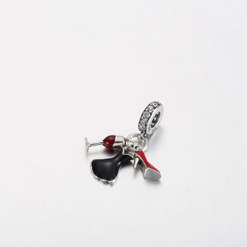Colgante de copa de vino y tacones altos con vestido negro pequeño de PANDORA - PD-3785