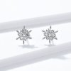 Estos pendientes de botón de estilo Pandora, plateados, con románticos copos de nieve - BSE424