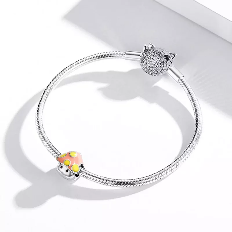 (imagen para) Charm en estilo Pandora de color plateado con pequeños hongos coloridos - SCC185 - Ver 3