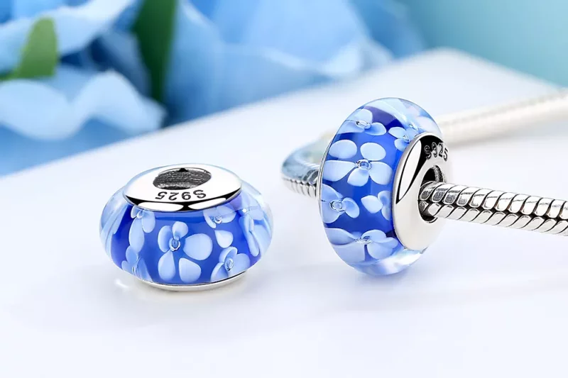 (imagen para) Pandora Estilo Encanto de Vidrio Murano Azul con Flores Blancas - SCZ006 - Ver 8