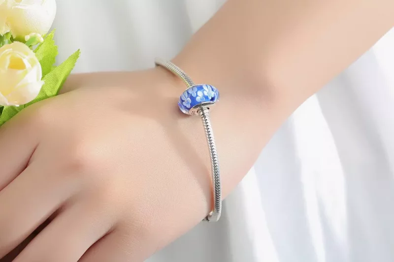 (imagen para) Pandora Estilo Encanto de Vidrio Murano Azul con Flores Blancas - SCZ006 - Ver 10