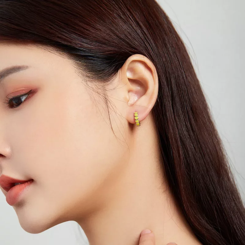 (imagen para) Aretes de argolla estilo Pandora con corazones plateados - SCE1052-YE - Ver 3