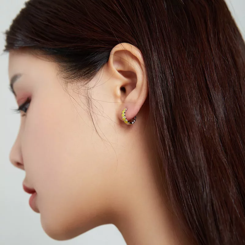 (imagen para) Aretes de argolla estilo Pandora con corazones plateados - SCE1052-YE - Ver 4