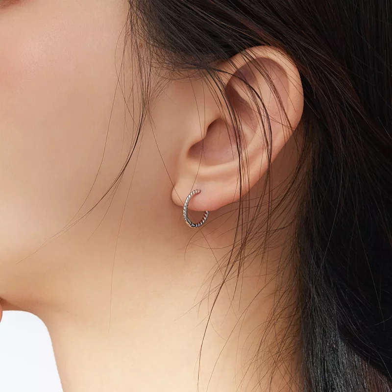 (imagen para) Aretes de argolla estilo Pandora con tejido de geometría plateada - SCE841 - Ver 6