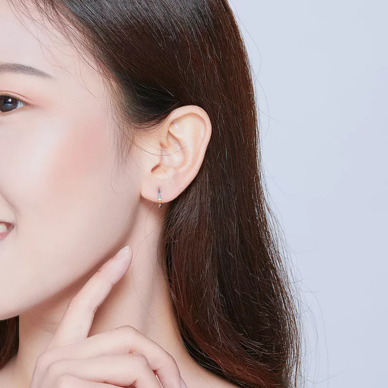 (imagen para) Aretes de argolla estilo Pandora en color plata con circonias coloridas - SCE721 - Ver 6