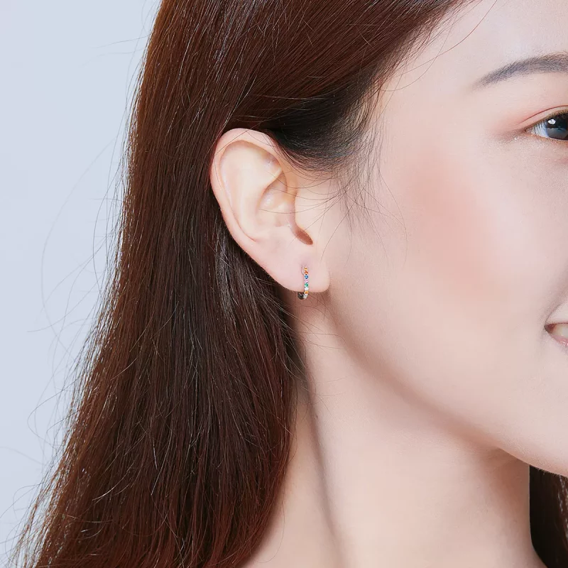 (imagen para) Aretes de argolla estilo Pandora en color plata con circonias coloridas - SCE721 - Ver 7