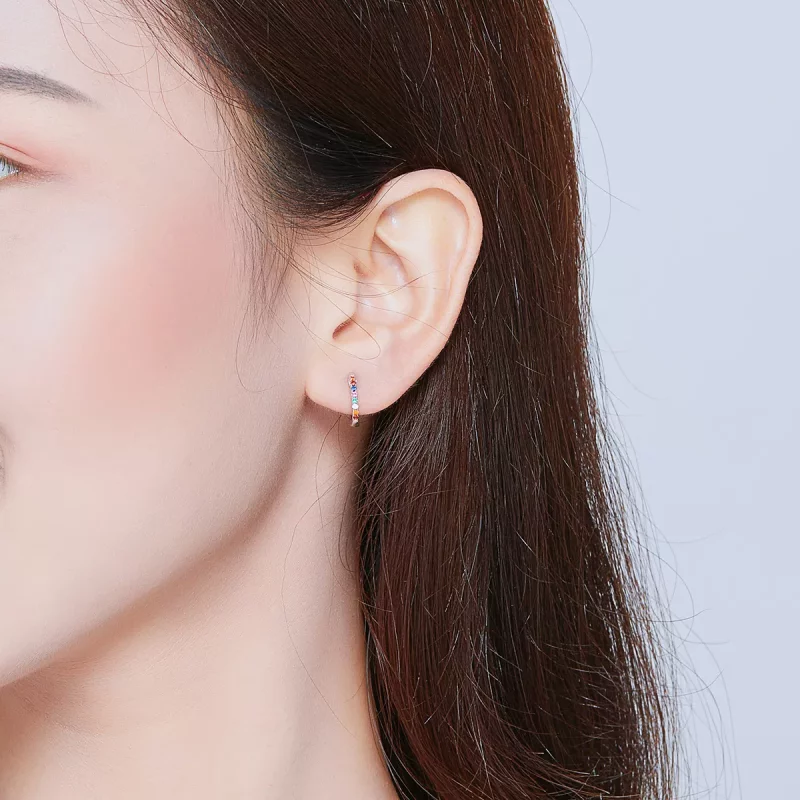(imagen para) Aretes de argolla estilo Pandora en color plata con circonias coloridas - SCE721 - Ver 8
