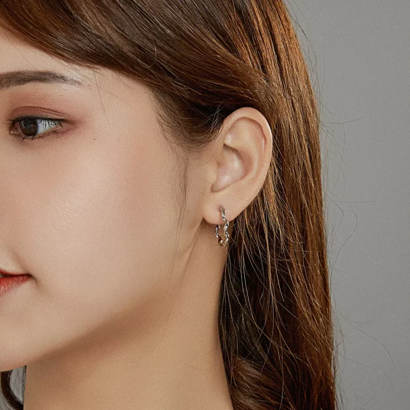 (imagen para) Aretes de aro estilo Pandora de plata con diseño de ondas - SCE976 - Ver 5