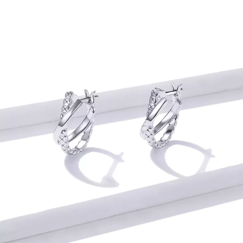 (imagen para) Aretes de aro estilo Pandora en color plata con textura de cuero - BSE440 - Ver 2