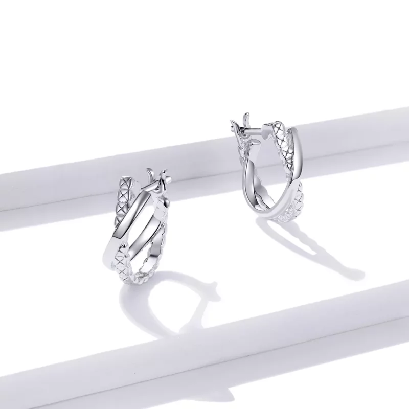 (imagen para) Aretes de aro estilo Pandora en color plata con textura de cuero - BSE440 - Ver 3
