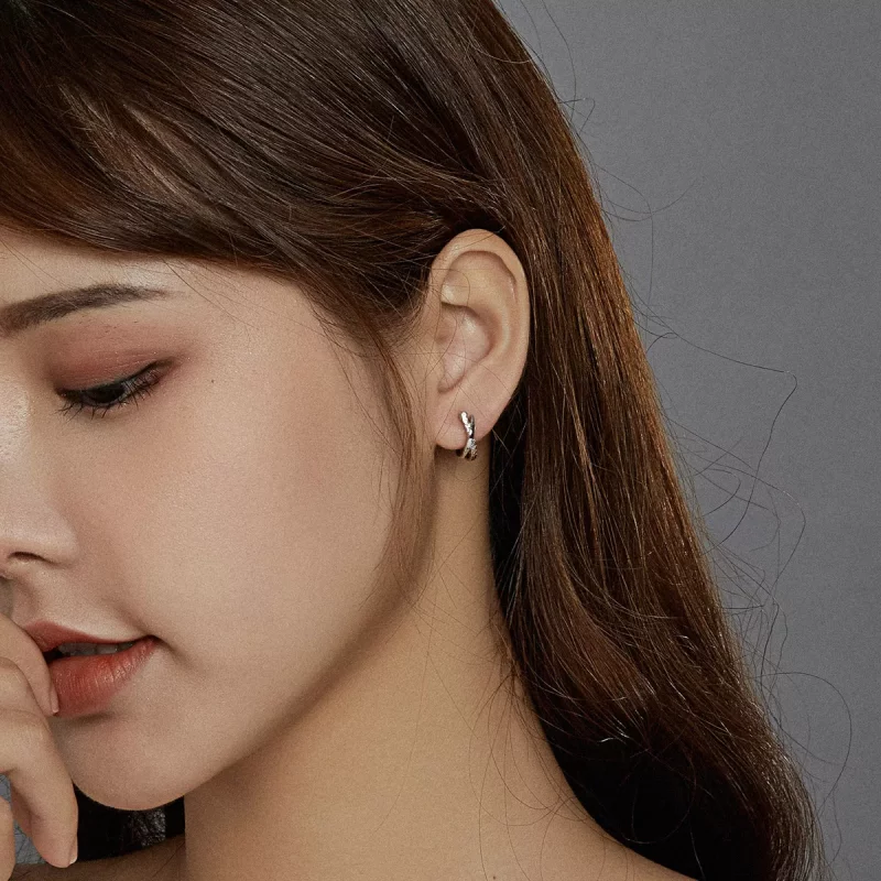 (imagen para) Aretes de aro estilo Pandora en color plata con textura de cuero - BSE440 - Ver 6