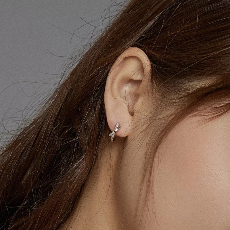 (imagen para) Aretes de aro estilo Pandora en color plata con textura de cuero - BSE440 - Ver 7