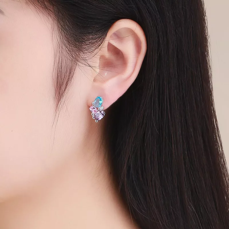 (imagen para) aretes de estilo Pandora en color plateado con zirconias coloridas - SCE579 - Ver 4
