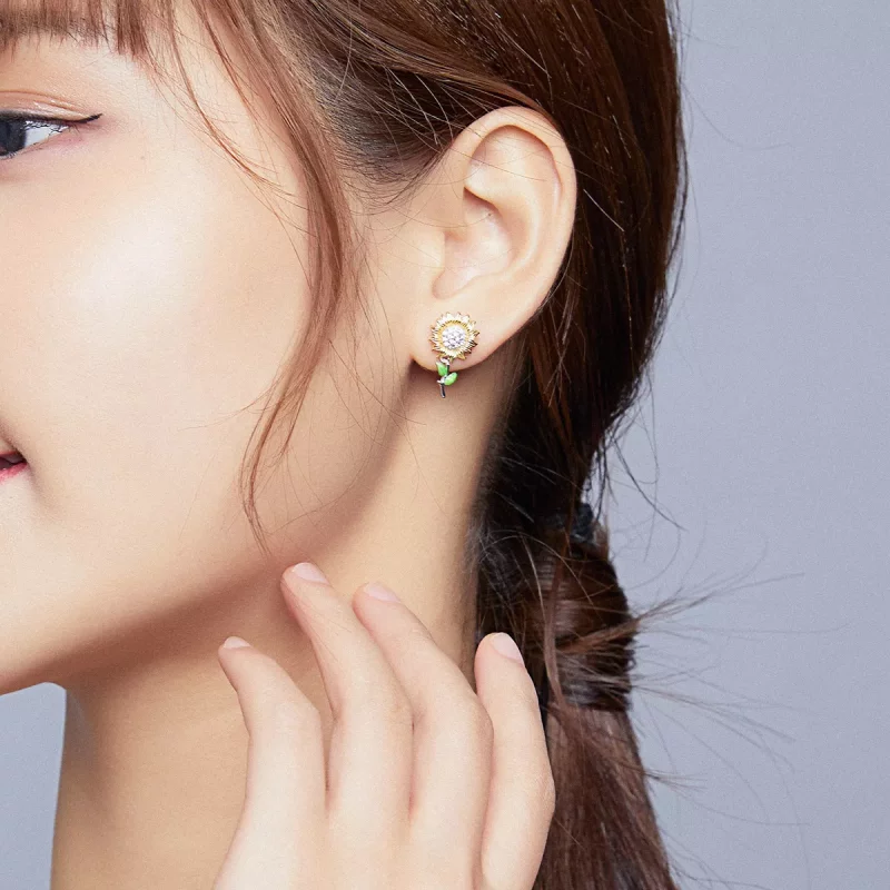 (imagen para) Estos aretes de botón de estilo Pandora en dos tonos bicolor con diseño de giras - Ver 5