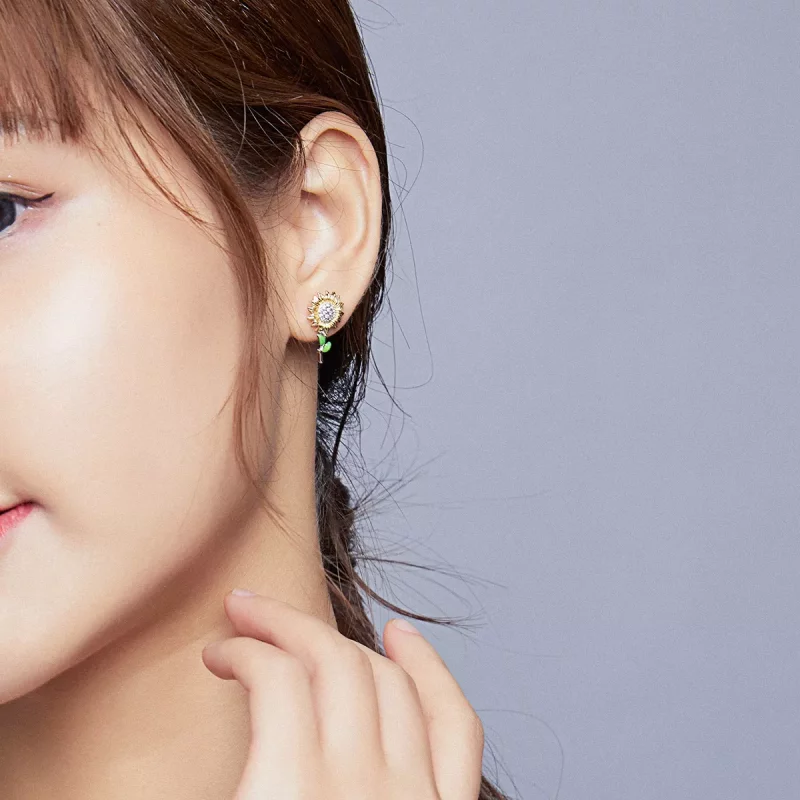 (imagen para) Estos aretes de botón de estilo Pandora en dos tonos bicolor con diseño de giras - Ver 6
