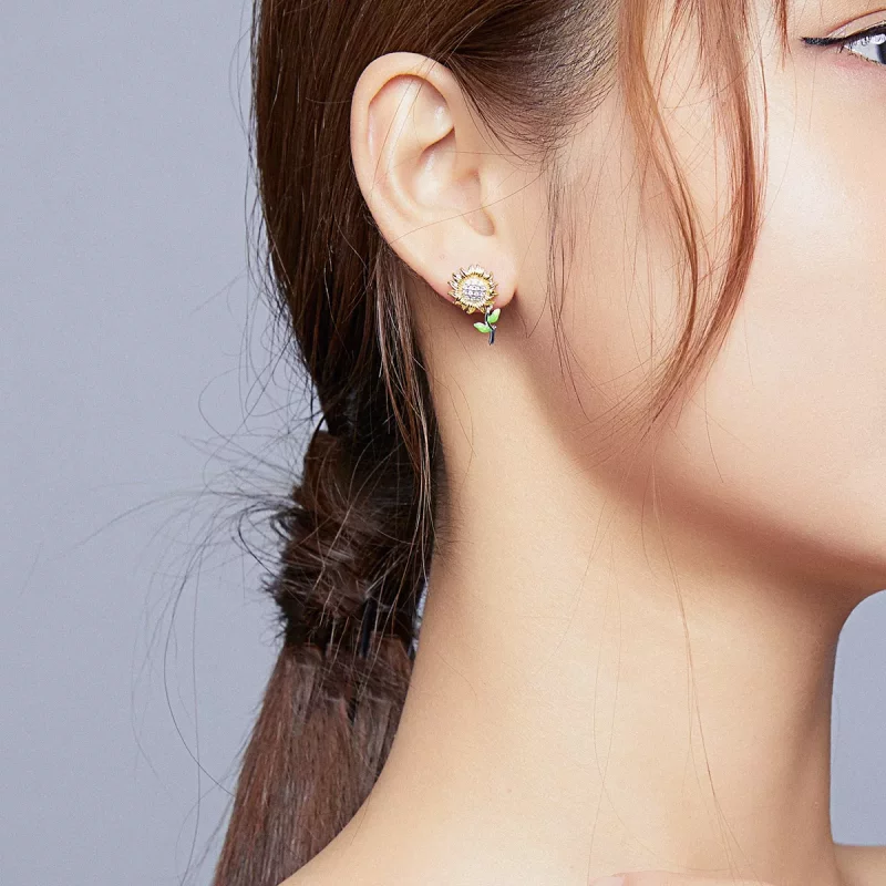 (imagen para) Estos aretes de botón de estilo Pandora en dos tonos bicolor con diseño de giras - Ver 7