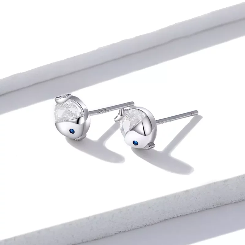 (imagen para) Estos aretes de botón de plata estilo Pandora presentan dos peces besándose - BS - Ver 2