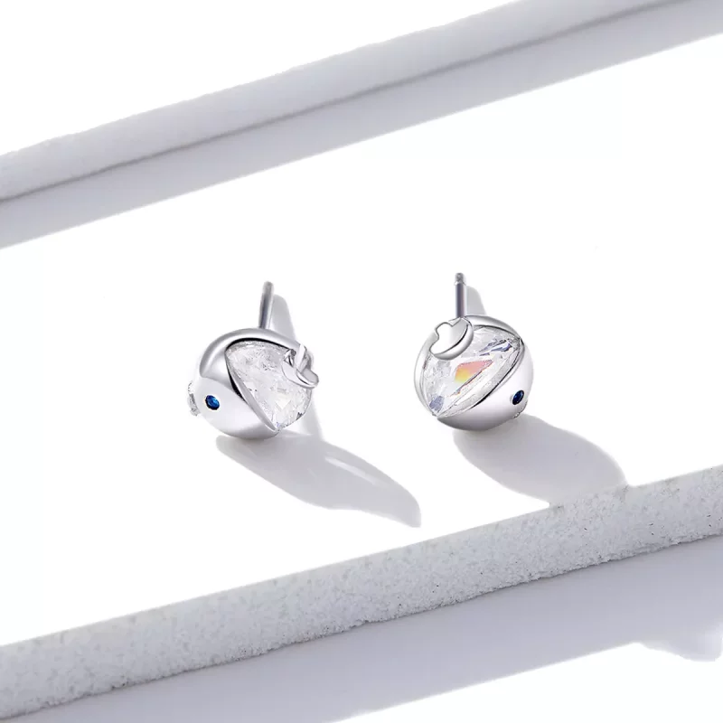 (imagen para) Estos aretes de botón de plata estilo Pandora presentan dos peces besándose - BS - Ver 4