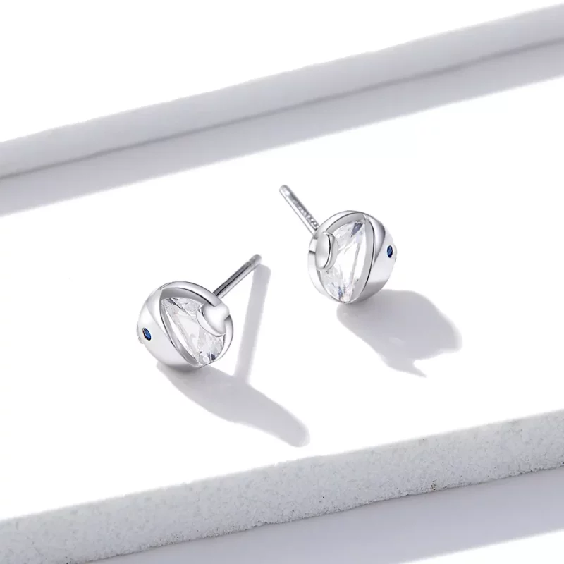 (imagen para) Estos aretes de botón de plata estilo Pandora presentan dos peces besándose - BS - Ver 5