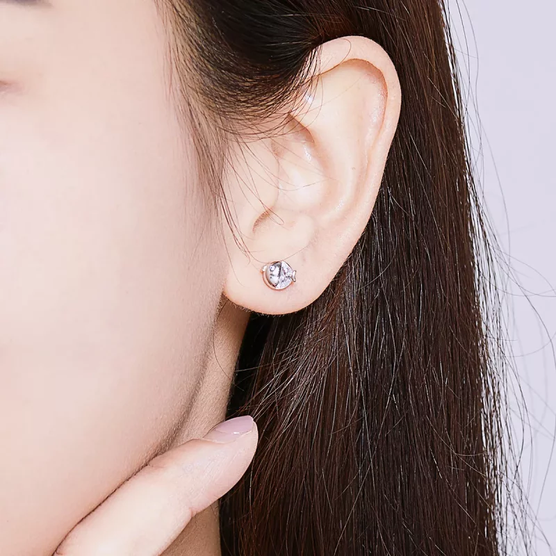 (imagen para) Estos aretes de botón de plata estilo Pandora presentan dos peces besándose - BS - Ver 6