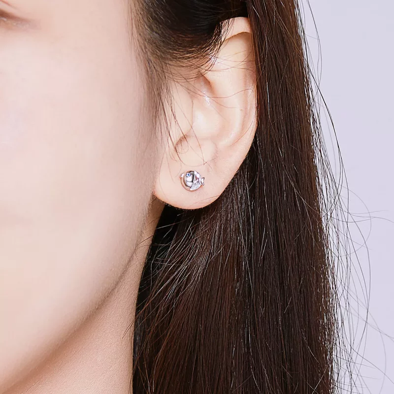 (imagen para) Estos aretes de botón de plata estilo Pandora presentan dos peces besándose - BS - Ver 8
