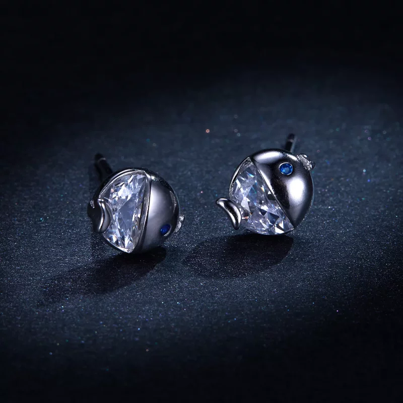 (imagen para) Estos aretes de botón de plata estilo Pandora presentan dos peces besándose - BS - Ver 9