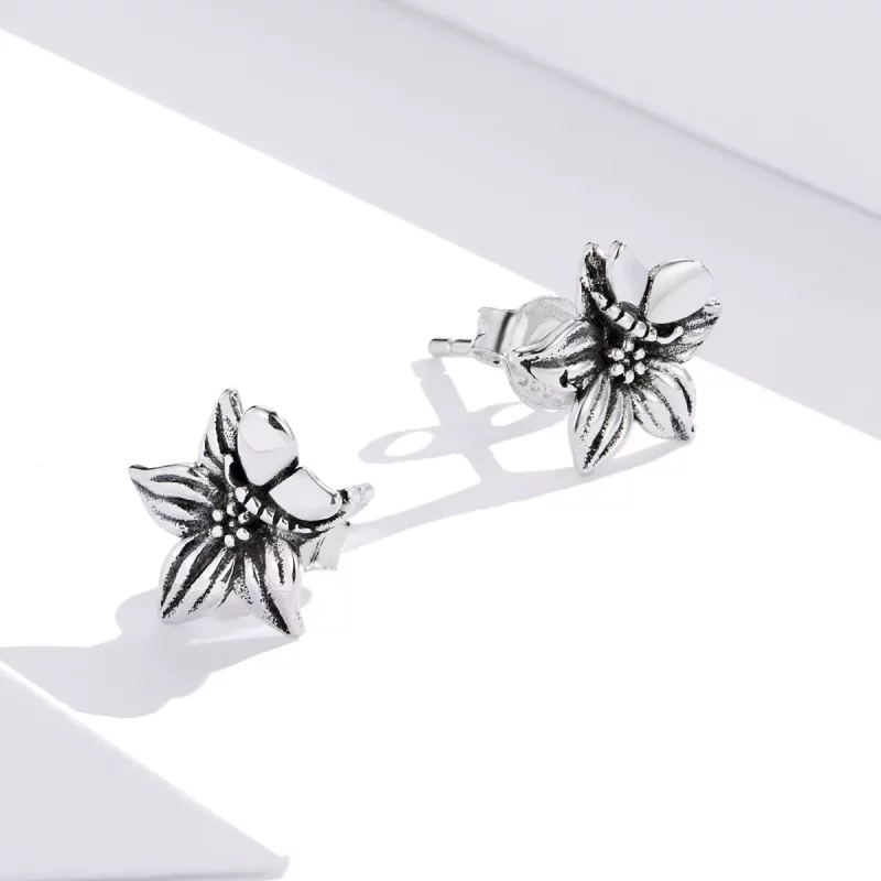 (imagen para) Estos aretes de botón estilo Pandora de plata con mariposas y flores de amor - S - Ver 4